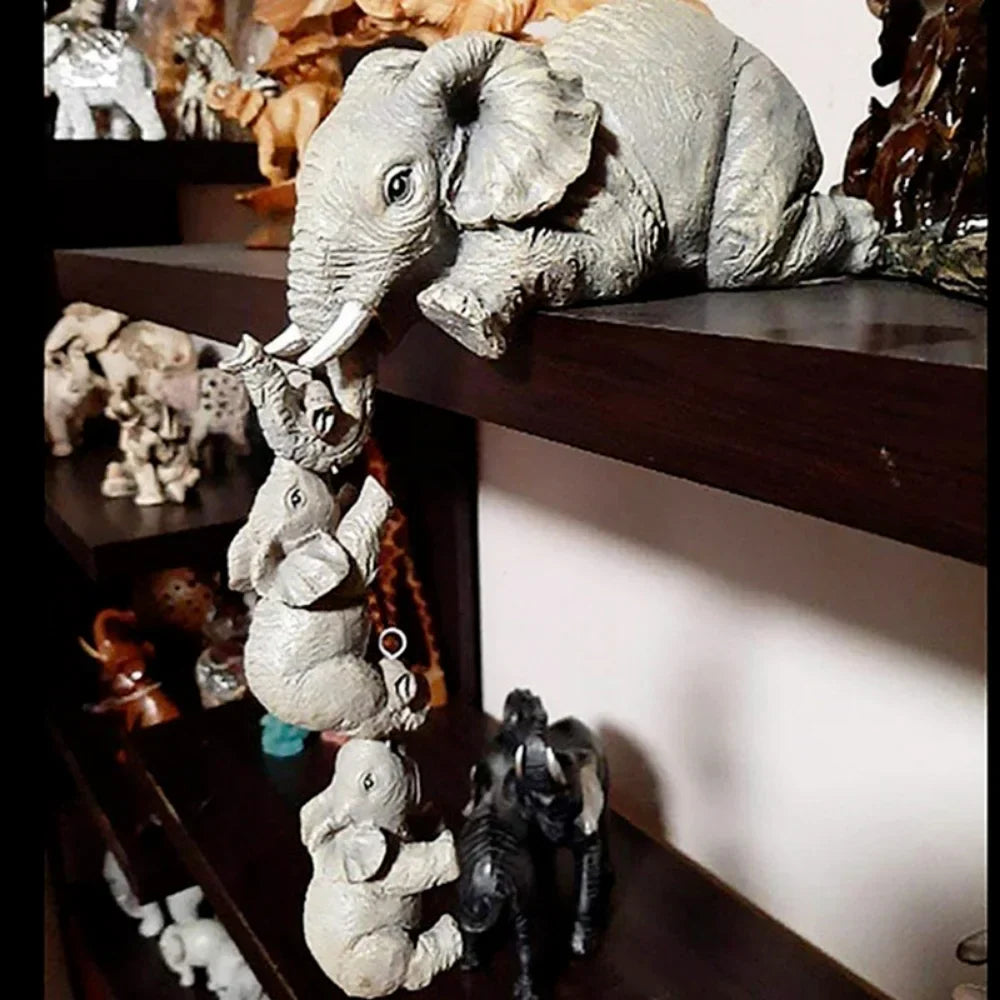 Sculpture de Mères Éléphants et de deux Bébés Accrochées au Bord