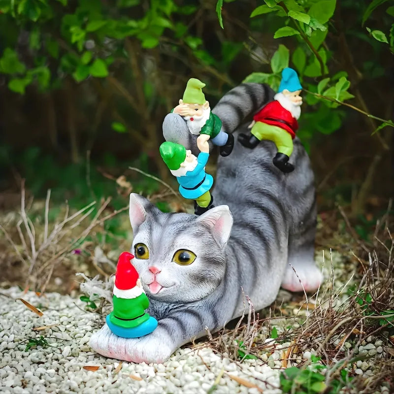 Chat Mignon avec Figurine de Nain de Jardin