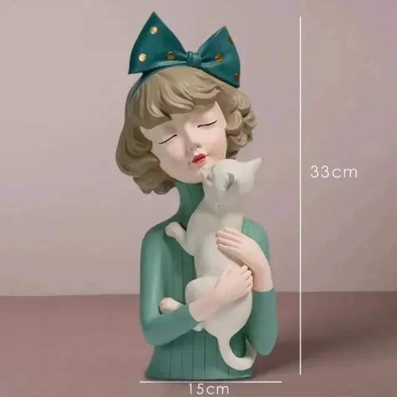 Belle Fille Étreignant une Sculpture de Chat