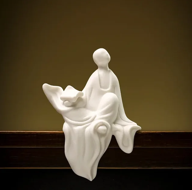 Sculpture de Femme Méditante en Céramique Blanche