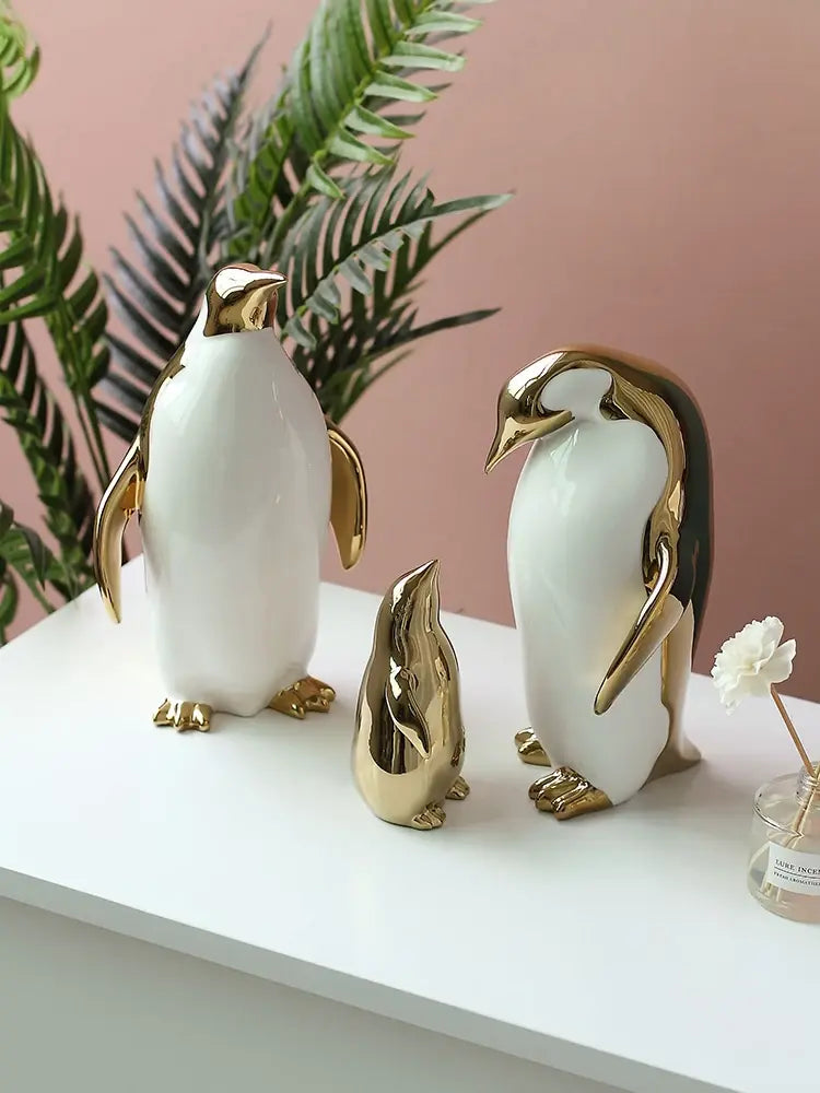 Sculpture en Or Adorable d'une Famille de Pingouins