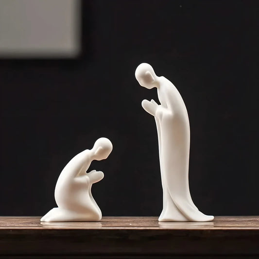 Petite Figurine de Moine en Porcelaine Blanche