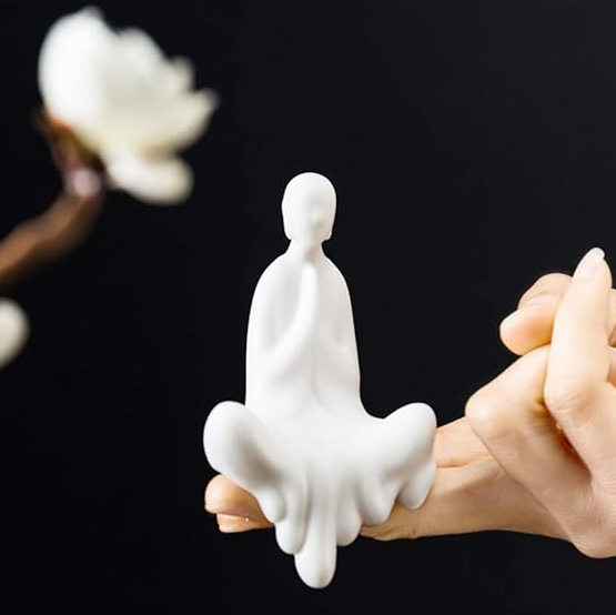 Sculpture de Femme Méditante en Céramique Blanche