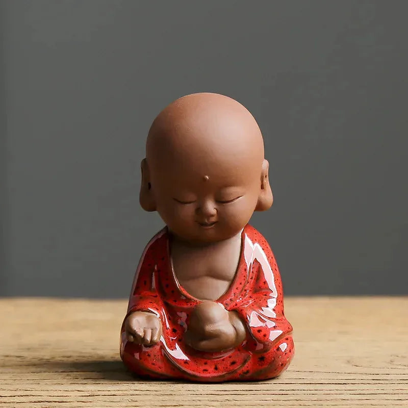 Jolie Mini Sculpture de Bouddha en Manteau Rouge