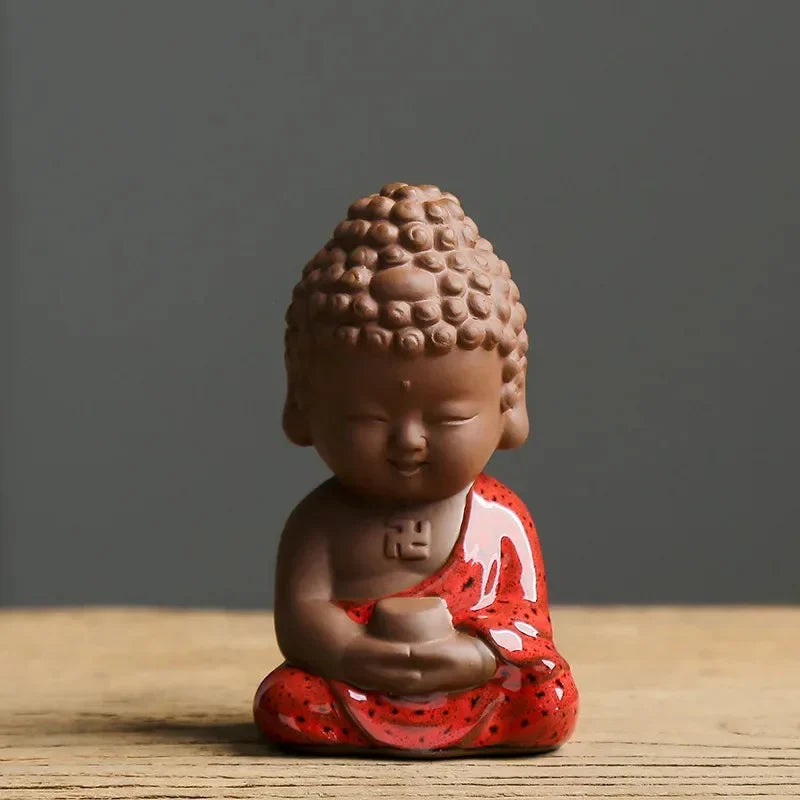 Jolie Mini Sculpture de Bouddha en Manteau Rouge