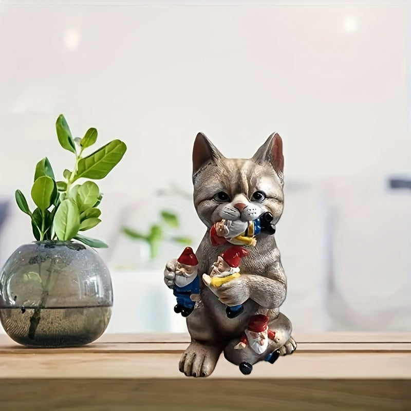 Chat Mangeant une Jolie Figurine de Nain de Jardin