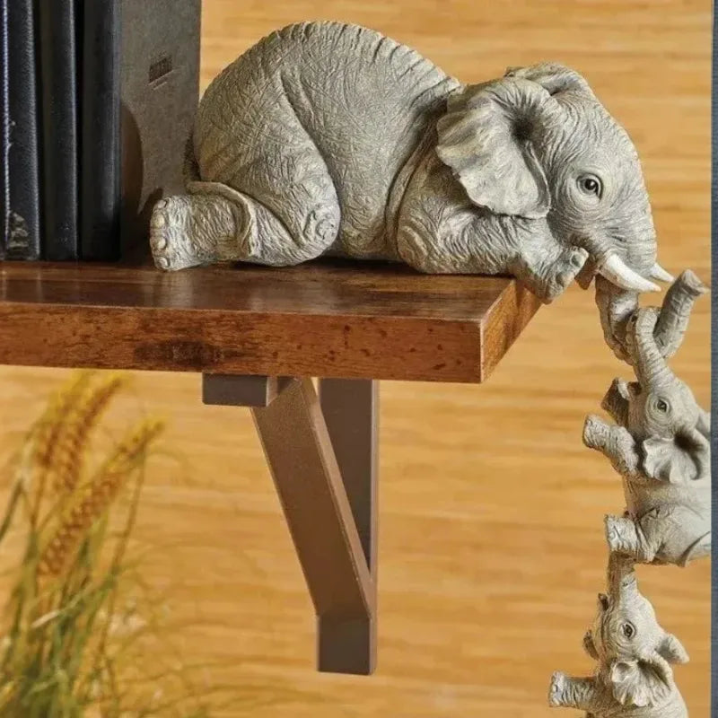 Sculpture de Mères Éléphants et de deux Bébés Accrochées au Bord