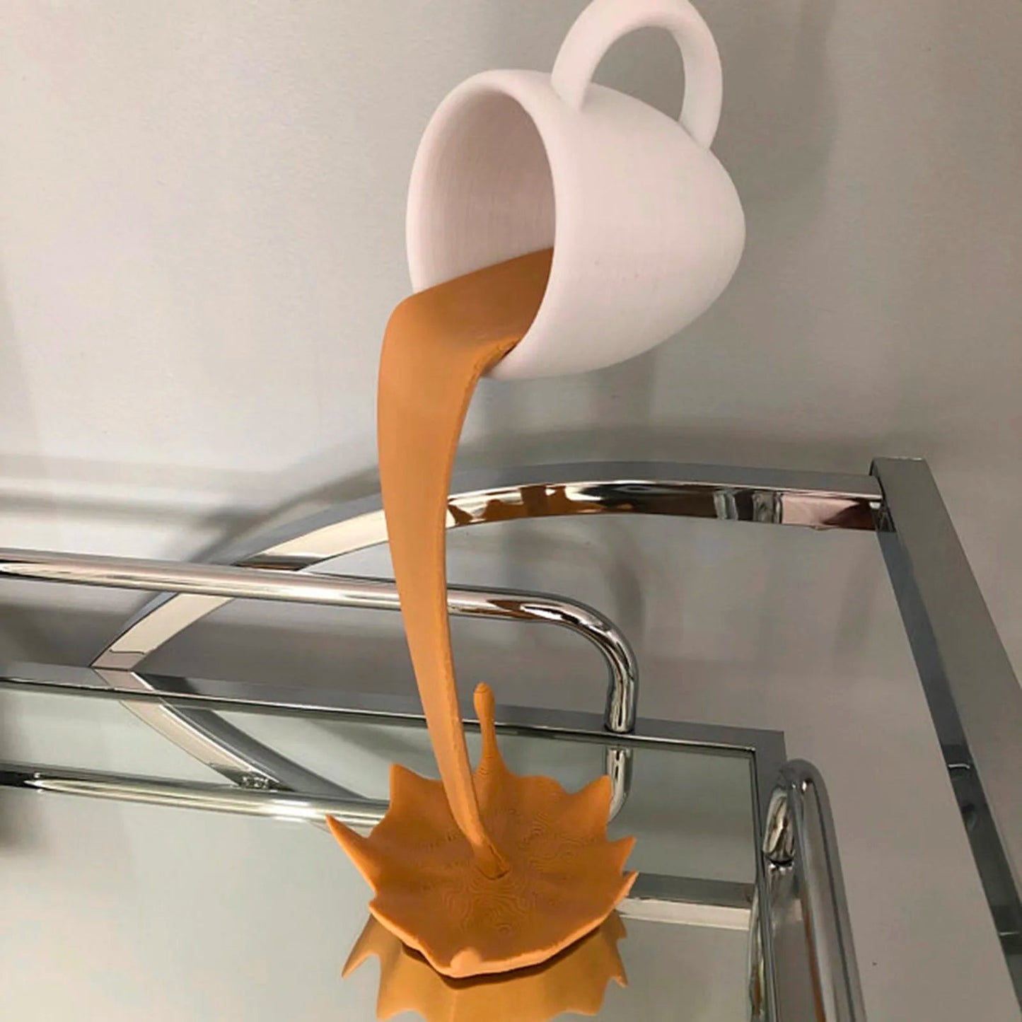 Sculpture Renversant du Café dans une Tasse